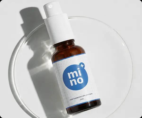 Mino+ Spray Flasche auf einer Glasschale